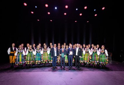 Zdjęcie grupowe Artystów Chóru z Dyrektorem zespołu i sekretarzem Marszałka