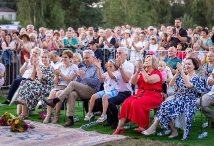 Zbliżenie na część siedzącej publiczności