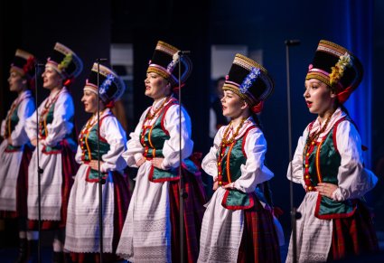 Zespół Masovia w kostiumach kurpiowskich w trakcie występu