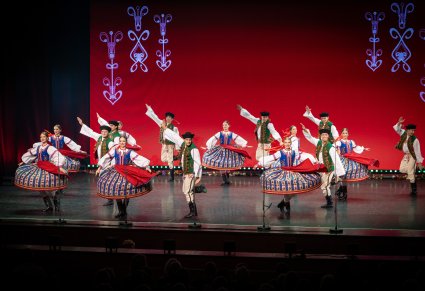 Pary Artystów w kostiumach spiskich w trakcie wykonywania choreografii tanecznej