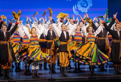 Zbliżenie na grupę Artystów w kostiumach ludowych podczas wykonywania finału koncertu "Kalejdoskop Barw Polski"
