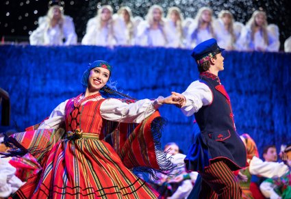 Zbliżenie na Parę Artystów w kostiumach ludowych podczas wykonywania choreografii