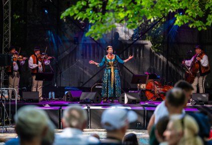 Hanka Rybka z Zespołem podczas występu na Małej Scenie