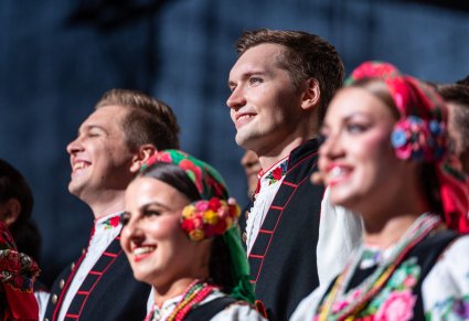 Zbliżenie na uśmiechniętych Artystów na scenie