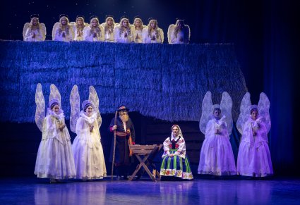 Na pierwszym stanie postać Maryi, Józefa, kołyska z Jezuskiem, obok Anioły Ludowe. Na dachu 9 Aniołów Dachowych