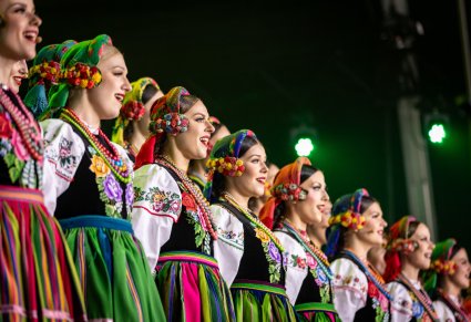 Zbliżenie na Artystki z chóru w kostiumach łowickich