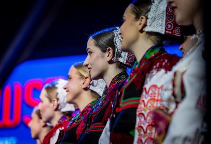 Zbliżenie na Artystki zespołu z Dubrownika w tradycyjnych kostiumach