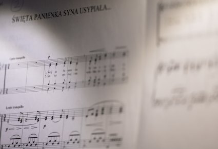 Zbliżenie na nuty utworu "Święta Panienka Syna usypiała"