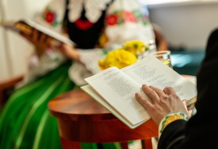 Zbliżenie na egzemplarz "Dziadów" w rękach artysty "Mazowsza"