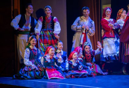 Uśmiechnięte postaci widowiska Betlejem Polskie