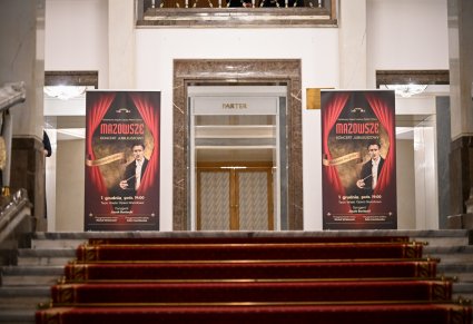 Przestrzeń Teatru Wielkiego ze ściankami reklamowymi Koncertu Jubileuszowego "Muzyczka mu grała"