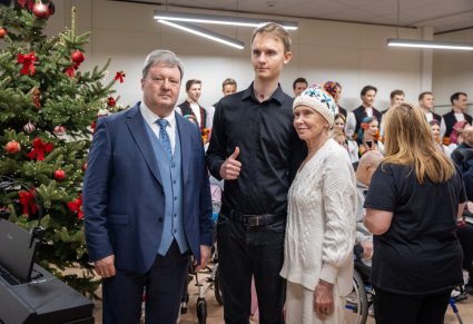 Wspólne zdjęcie Pacjenta Kliniki Budzik z Dyrektorem zespołu "Mazowsze" oraz Ewą Błaszczyk, założycielką Fundacji "Akogo?"