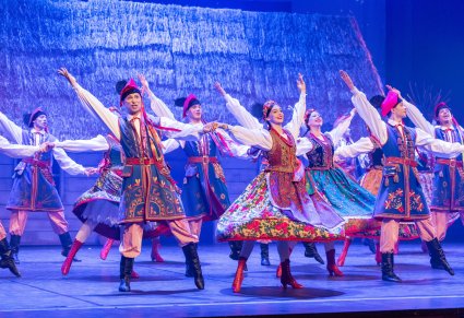 Artyści w kostiumach krakowskich podczas wykonywania choreografii tanecznej