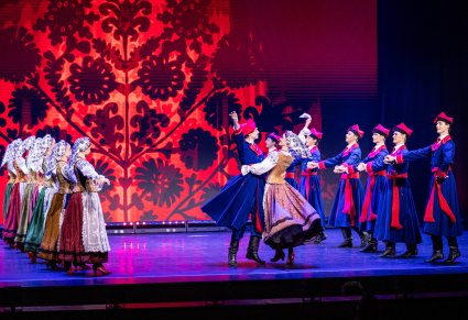Artyści w kostiumach wilanowskich w trakcie wykonywania choreografii tanecznej na scenie