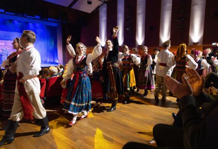 Artyści w kostiumach ludowych podczas interakcji z publicznością