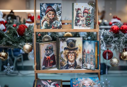 Zbliżenie na jarmarkowe stoisko ze świątecznymi pudełkami