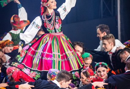 Zbliżenie na Artystów w kostiumach ludowych podczas wykonywania choreografii tanecznej