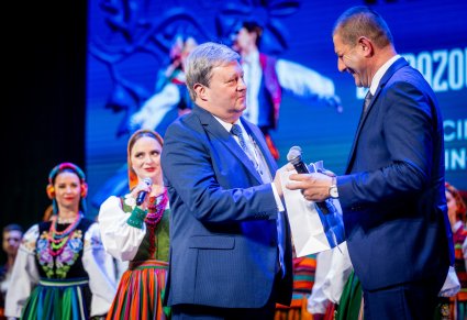 Zbliżenie na Dyrektora zespołu "Mazowsze" Jacka Bonieckiego wraz z Gościem na scenie