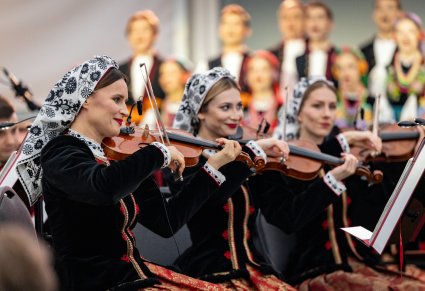 Zbliżenie na skrzypaczki w kostiumach wilanowskich