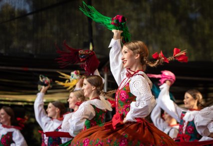 Zbliżenie na Artystki baletu w kostiumach podhalańskich w trakcie tańca