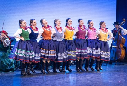 Zespół Politechniki Warszawskiej w kostiumach łemkowskich podczas występu