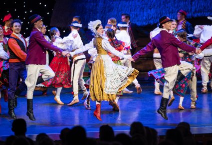 Na scenie Artyści w trakcie wykonywania choreografii tanecznej