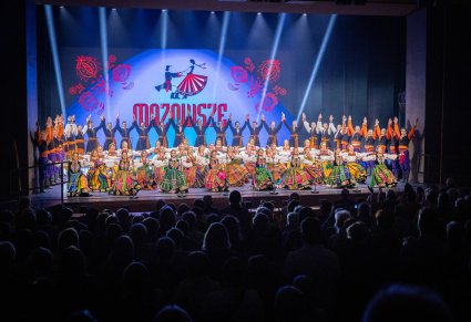 Na scenie Artyści w kostiumach ludowych w trakcie finału koncertu "Kalejdoskop Barw Polski"