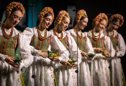 Artystki Baletu w trakcie wykonywania choreografii tanecznej w kostiumach lubuskich