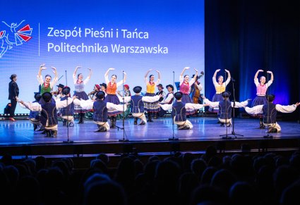 Zespół Politechniki Warszawskiej w kostiumach łemkowskich podczas występu