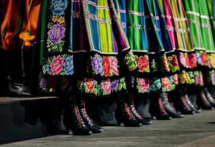 Zbliżenie na obuwie i spódnice kostiumu łowickiego żeńskiego