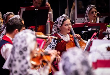 Zbliżenie na Artystów Orkiestry w kostiumach wilanowskich podczas grania na instrumentach smyczkowych
