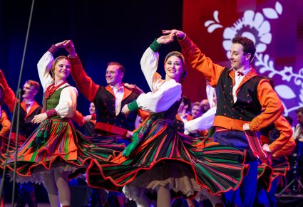 Zbliżenie na pary taneczne w kostiumach sannickich