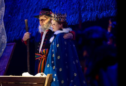 Postać Maryi i Józefa nad Małym Jezuskiem