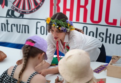 Warsztaty dla dzieci i dorosłych prowadzone przez Centrum Folkloru Polskiego w Karolinie