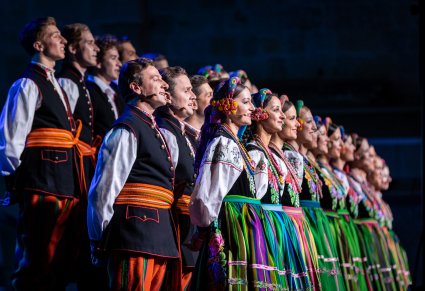 Śpiewający Artyści w kostiumach łowickich na scenie