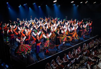 Na scenie Artyści w kostiumach ludowych podczas wykonywania finałowej choreografii tanecznej