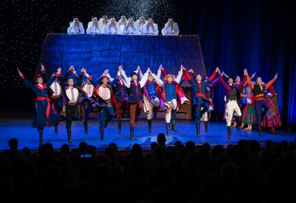 Na scenie Artyści w trakcie wykonywania choreografii tanecznej, w tle szopka z Aniołami dachowymi