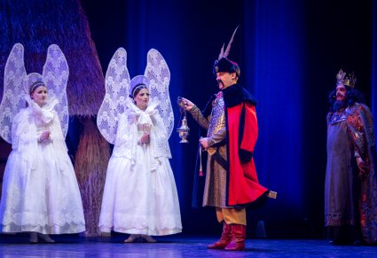 Postać Sobieskiego, wręczająca dary dla Jezuska. W tle postacie Aniołów ludowych