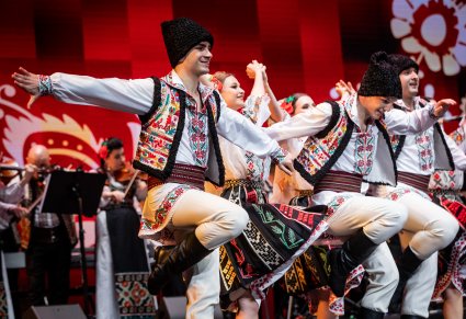 Zbliżenie na tancerzy baletu JOC na scenie