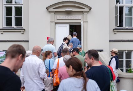 Grupa zwiedzających wchodzi do Pałacu w Karolinie