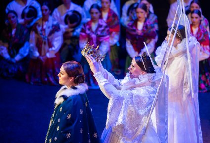 Anioł koronuje postać Maryi, w tle część Artystów grająca w spektaklu