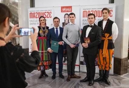 Wspólne zdjęcie z Artystami w kostiumach łowickich