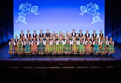 Chór Zespołu "Mazowsze" w kostiumach łowickich w trakcie występu w Bazylice Mniejszej św. Kazimierza w Radomiu
