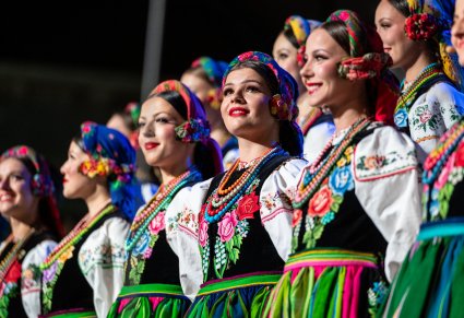 Zbliżenie na Artystki z chóru w kostiumach łowickich