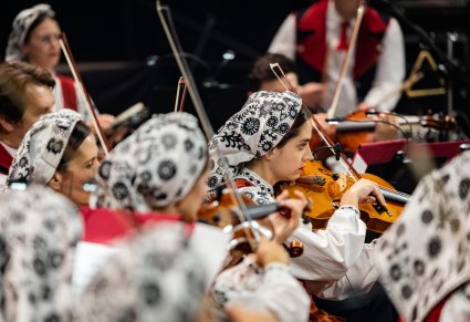 Zbliżenie na Artystki Orkiestry w kostiumach wilanowskich w trakcie gry na instrumentach smycz