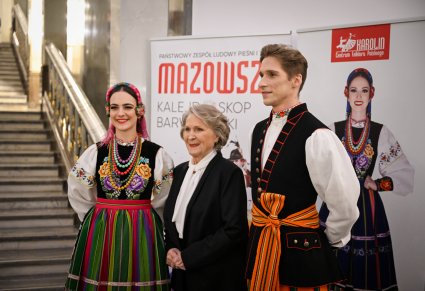 Irena Santor z Artystami zespołu w kostiumach łowickich