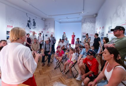 Wnętrza Pałacu w Karolinie, grupa zwiedzających wraz z Przewodniczką