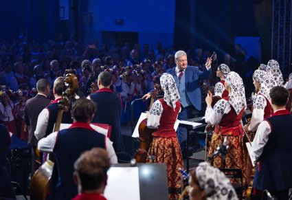Widok na Dyrygenta i Orkiestrę w kostiumach wilanowskich, widoczna również Publiczność