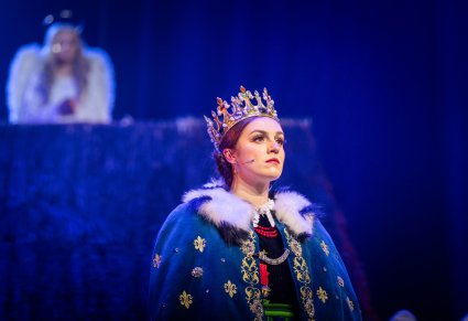 Zbliżenie na ukoronowaną postać Maryi