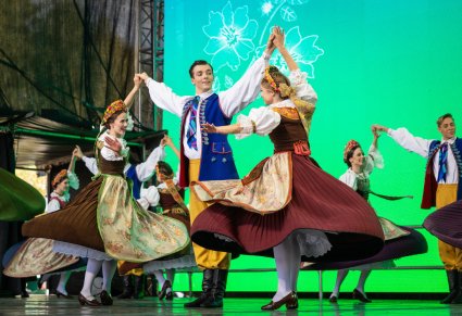 Zbliżenie na Artystów Baletu w kostiumach rozbarskich podczas wykonywania choreografii tanecznej